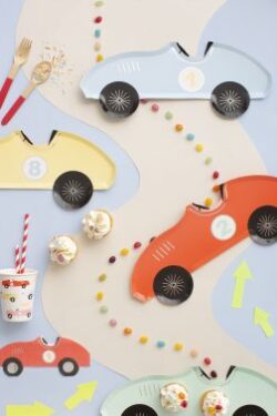 Raceauto Feestbox - Essentiële en Deluxe party benodigdheden voor een onvergetelijk racefeest! Inclusief borden, bekers, servetten (in 2 varianten), rietjes, ballonnenmix, taarttopper, slingers, raceauto ballon, tafelkleed en cadeauzakjes. Alles wat je nodig hebt om een feestelijke race-avontuur te creëren vol snelheid, stijl en vrolijke energie voor het verjaardagsfeest van je kind. De perfecte combinatie van gemak en plezier voor een feest dat je gasten niet snel zullen vergeten! Verjaardagsfeest, verjaardag, feest, kind, themafeest, auto, auto's, race, versiering, thema. decoratie, Vintage race auto feestversiering voor een kleurrijk racing feestje, snelle auto's of van racen op een racebaan, Meri Meri