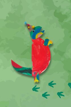 Geknutselde dinosaurus uit Dino Wonderbox met kleurrijke achtergrond